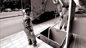 После того, как пластиковый контейнер поднят, появляется безопасная платформа, которая предотвращает падение работника или находящихся рядом людей в открытую защитную кассету.