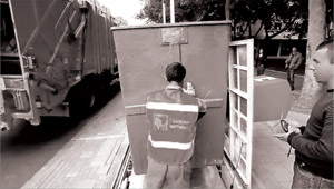 Когда контейнер пуст, кран ставит его обратно в защитную бетонную кассету.